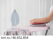 Женщина гладит одежду дома. Стоковое фото, фотограф Pixel_shot / Фотобанк Лори