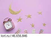 Композиция с будильником и снотворным на цветном фоне. Стоковое фото, фотограф Pixel_shot / Фотобанк Лори