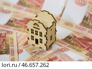 Банкноты номиналом 5000 российских рублей и деревянный домик. Стоковое фото, фотограф Алексей Белкин/NEWS.ru / ТАСС / Фотобанк Лори