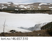 Нерастаявший снег в ложбине в горах. Стоковое фото, фотограф Ксения Левченко / ТАСС / Фотобанк Лори