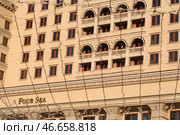 Фасад гостиницы "Four Seasons Hotel Moscow" с неполным названием, декабрь 2013. Редакционное фото, фотограф Ирина Климкович / Фотобанк Лори
