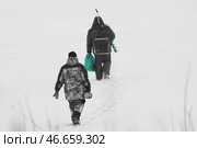 Рыбаки на замерзшем водоеме. Стоковое фото, фотограф Михаил Батурицкий / ТАСС / Фотобанк Лори