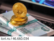 Москва. Физические монеты криптовалюты биткойн и банкноты номиналом 1000 рублей. Стоковое фото, фотограф Сергей Булкин/NEWS.ru / ТАСС / Фотобанк Лори