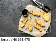 Охлаждающая подставка с вкусными креветками и соусом на темном фоне. Стоковое фото, фотограф Pixel_shot / Фотобанк Лори
