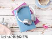 Книги и современные наушники на деревянном столе. Концепция аудиокниги. Стоковое фото, фотограф Pixel_shot / Фотобанк Лори