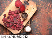 Вкусные свекольные чипсы со специями на деревянной доске. Стоковое фото, фотограф Pixel_shot / Фотобанк Лори