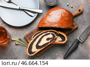 Вкусная нарезанная маковая булочка на сером столе. Стоковое фото, фотограф Pixel_shot / Фотобанк Лори