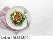 Тарелка с вкусным свекольным салатом на светлом фоне. Стоковое фото, фотограф Pixel_shot / Фотобанк Лори