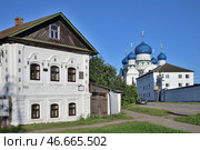 Uglich, Yaroslavl region, Russia, September 02, 2020: Old two-story tiled house of designer Kalashnikov of 18th century near Epiphany Monastery on Pervomayskaya street. Редакционное фото, фотограф Алексей Антипов / Фотобанк Лори