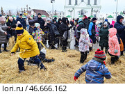 Детские забавы на Масленицу. Город Ялуторовск. Редакционное фото, фотограф Александр Тараканов / Фотобанк Лори