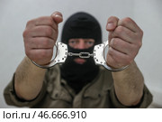 Наручники на арестованном преступнике. Стоковое фото, фотограф Сергей Булкин/NEWS.ru / ТАСС / Фотобанк Лори