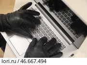 Руки мошенника в черных кожаных перчатках на клавиатуре ноутбука. А. Стоковое фото, фотограф Белкин/Бизнес Online / ТАСС / Фотобанк Лори