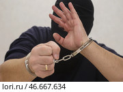 Арестованный преступник в наручниках. А. Стоковое фото, фотограф Белкин/Бизнес Online / ТАСС / Фотобанк Лори