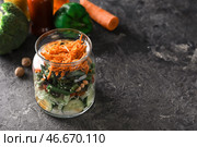 Вкусный овощной салат в масонной банке на темном столе. Стоковое фото, фотограф Pixel_shot / Фотобанк Лори