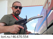 Россия. Водитель с топливораздаточным краном на автозаправочной станции. Алексей Белкин/NEWS.ru/TACC. Стоковое фото, фотограф Белкин Алексей / ТАСС / Фотобанк Лори