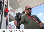 Россия. Водитель с топливораздаточным краном на автозаправочной станции. Алексей Белкин/NEWS.ru/TACC. Стоковое фото, фотограф Белкин Алексей / ТАСС / Фотобанк Лори