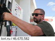 Россия. Водитель с топливораздаточным краном на автозаправочной станции. Алексей Белкин/NEWS.ru/TACC. Стоковое фото, фотограф Белкин Алексей / ТАСС / Фотобанк Лори
