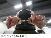 Наручники на руках арестованного преступника. Алексей Белкин/NEWS.ru/TACC. Стоковое фото, фотограф Белкин Алексей / ТАСС / Фотобанк Лори