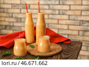 Посуда из вкусного дынного смузи на деревянном столе. Стоковое фото, фотограф Pixel_shot / Фотобанк Лори