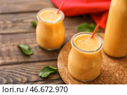 Баночки вкусного дынного смузи на деревянном столе. Стоковое фото, фотограф Pixel_shot / Фотобанк Лори