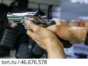 Травматический пистолет в руках. Стоковое фото, фотограф Сергей Булкин/NEWS.ru / ТАСС / Фотобанк Лори