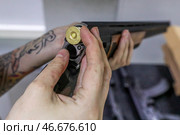 Зарядка охотничьего ружья. Стоковое фото, фотограф Сергей Булкин/NEWS.ru / ТАСС / Фотобанк Лори