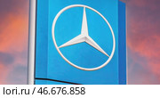 Знак официального дилера Mercedes-Benz на фоне неба. Редакционное видео, видеограф FotograFF / Фотобанк Лори