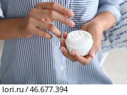 Молодая женщина, применяя крем для тела, крупным планом. Стоковое фото, фотограф Pixel_shot / Фотобанк Лори