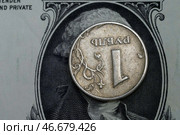 Монета в 1 российский рубль на банкноте номиналом 1 доллар США. Стоковое фото, фотограф А. Титов/Бизнес Online / ТАСС / Фотобанк Лори