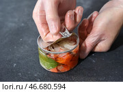 Кусочки красной рыбы, консервированные с репчатым луком и лавровым листом. Стоковое фото, фотограф Сергей Петров/NEWS.ru / ТАСС / Фотобанк Лори