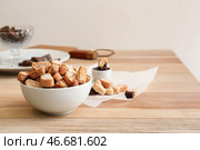 Чаша с вкусной итальянской бискотти на деревянном столе. Стоковое фото, фотограф Pixel_shot / Фотобанк Лори
