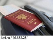 Заграничный паспорт гражданина Российской Федерации и посадочные талоны на чемодане. Стоковое фото, фотограф Сергей Булкин/NEWS.ru / ТАСС / Фотобанк Лори