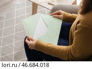Молодая женщина с полученным письмом на дом. Стоковое фото, фотограф Pixel_shot / Фотобанк Лори