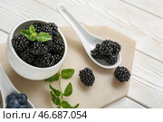 Чашка с свежей ежевикой и голубикой на светлом деревянном фоне, крупным планом. Стоковое фото, фотограф Pixel_shot / Фотобанк Лори