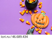 Вкусные хэллоуинские конфеты "маис" и печенье на фиолетовом фоне, крупным планом. Стоковое фото, фотограф Pixel_shot / Фотобанк Лори
