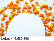 Композиция с вкусными хэллоуинскими конфетами "корн" и пустой открыткой на светлом фоне, крупным планом. Стоковое фото, фотограф Pixel_shot / Фотобанк Лори