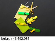 Креативная композиция с бумажной ракетой и различными канцелярскими принадлежностями на черной меловой доске. Стоковое фото, фотограф Pixel_shot / Фотобанк Лори