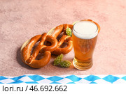 Флаг Баварии, кружка с пивом и брецель на розовом фоне. Стоковое фото, фотограф Pixel_shot / Фотобанк Лори