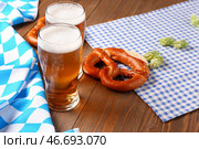 Флаг Баварии, кружки с пивом и брецели на деревянном фоне. Стоковое фото, фотограф Pixel_shot / Фотобанк Лори