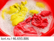 Пластиковый бассейн с грязной бельевой, водой и пеной, крупным планом. Стоковое фото, фотограф Pixel_shot / Фотобанк Лори