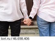 Красивая, любящая и счастливая пара держится за руки в городе весной. Стоковое фото, фотограф Pixel_shot / Фотобанк Лори