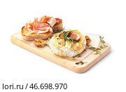 Деревянная доска с вкусным запеченным сыром Камамбер на белом фоне. Стоковое фото, фотограф Pixel_shot / Фотобанк Лори