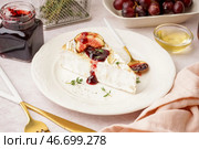 Тарелка с вкусным запеченным сыром Камамбер на светлом фоне. Стоковое фото, фотограф Pixel_shot / Фотобанк Лори