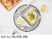 Сетка с вкусным запеченным сыром Камамбер на сером фоне. Стоковое фото, фотограф Pixel_shot / Фотобанк Лори