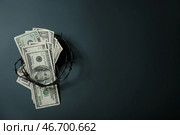 Долларовые банкноты с колючей проволокой на темном фоне. Концепция санкций. Стоковое фото, фотограф Pixel_shot / Фотобанк Лори