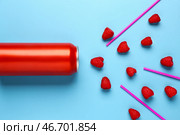 Композиция с банкой свежего газированного напитка и малиной на голубом фоне. Стоковое фото, фотограф Pixel_shot / Фотобанк Лори