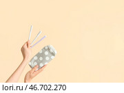 Женские руки с пеналом и фломастерами на бежевом фоне. Стоковое фото, фотограф Pixel_shot / Фотобанк Лори