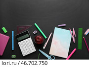 Набор канцелярских принадлежностей и яблоко на темном фоне. Празднование Дня Пи. Стоковое фото, фотограф Pixel_shot / Фотобанк Лори