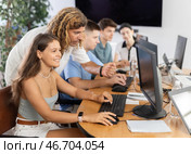 Young female trainee working at IT startup with male mentor. Стоковое фото, фотограф Яков Филимонов / Фотобанк Лори