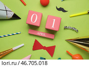 Кубический календарь с датой 1 АПРЕЛЯ и праздничным декором для празднования Дня дурака на зеленом фоне. Стоковое фото, фотограф Pixel_shot / Фотобанк Лори